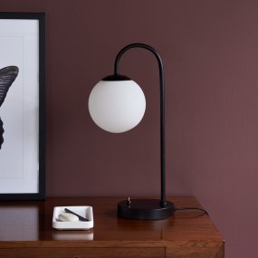 Café Paris 46cm Zwart tafellamp Van Dyberg Larsen - Met een lampenkap van opaalglas en een metalen voet combineert deze lamp een moderne stijl met een warme en uitnodigende uitstraling.