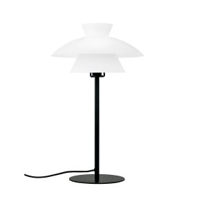 Valby 40cm Zwart tafellamp Van Dyberg Larsen - Het zwarte metaal in combinatie met de opaalglazen kappen creëert een mooi lichtpatroon in de kamer zonder te verblinden.
