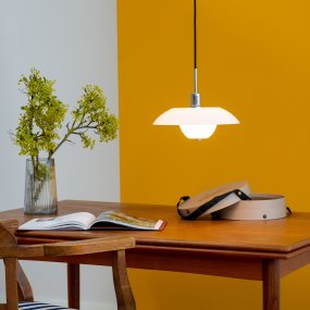 Bergen Ø28 Opaal hanglamp Van Dyberg Larsen - Het verchroomde metaal in combinatie met de opaalglazen kappen creëert een mooi lichtpatroon in de kamer zonder te verblinden.