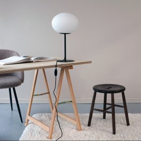 Princess 48cm Zwart tafellamp Van Dyberg Larsen - De Princess tafellamp heeft een tijdloos en minimalistisch design met een matte opaalwitte glazen kap en een zwarte metalen voet.
