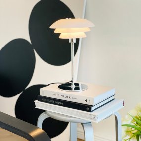 DL20 30cm Chroom tafellamp Van Dyberg Larsen - De DL20 met opaalglas en chromen voet geeft uw huis een elegante en stijlvolle upgrade.