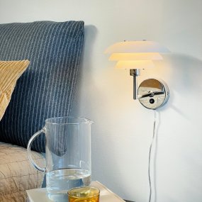 DL20 Chroom wandlamp Van Dyberg Larsen - De DL20 wandlamp heeft een klassiek en eenvoudig design met drie kappen die een mooi en schitteringsvrij licht cre&euml;ren.