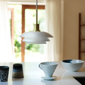 DL20 Ø20 Messing hanglamp Van Dyberg Larsen - De hanger wordt geleverd met een 3 meter lang wit textielsnoer en heeft een klassiek en modern design met mondgeblazen glas.