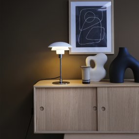 Morph 35cm Wit tafellamp Van Dyberg Larsen - De lamp wordt geleverd met een 1,6 meter lang stoffen snoer en heeft een aan/uit-schakelaar aan de bovenkant.