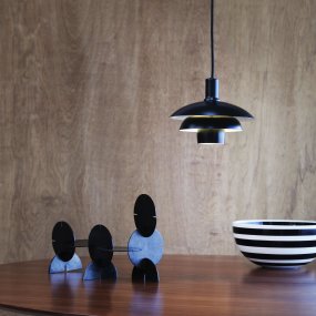 Morph Ø30 Zwart hanglamp Van Dyberg Larsen - Morph wordt geleverd met een 3 meter lang zwart stoffen snoer, waardoor u de lamp flexibel kunt plaatsen en een stijlvolle uitstraling aan uw huis kunt geven.