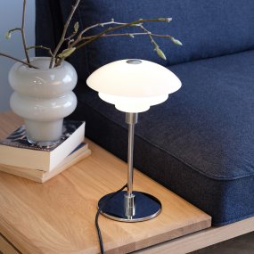 Morph 35cm Opaal tafellamp Van Dyberg Larsen - Goed om te weten bij het monteren van de lamp: De bovenste kap wordt als laatste gemonteerd, daarna moet de voet worden bevestigd.