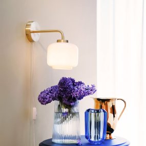 Arp Ø15 Messing wandlamp Van Dyberg Larsen - Of u de Arp wandlamp nu in de woonkamer, slaapkamer of hal plaatst, hij is zowel een prachtig interieurdetail als een functionele verlichtingsoplossing.