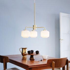 Arp Ø54 Messing hanglamp Van Dyberg Larsen - Met drie kappen van opaalglas en een ophanging van mat messing verspreidt de kroonluchter een zacht en aangenaam licht.