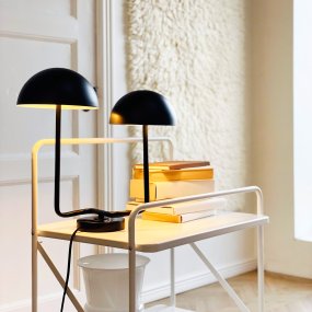 Cluster 42cm Zwart tafellamp Van Dyberg Larsen - De tv&aring; lampsk&auml;rmarna ger en behaglig och balanserad belysning, perfekt b&aring;de f&ouml;r arbete och mysiga h&ouml;rn.