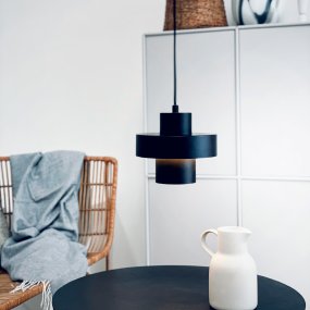 Stoke Ø20 Zwart hanglamp Van Dyberg Larsen - Afhankelijk van de kleurkeuze en de plaatsing kan de lamp zowel als sculpturaal interieurdetail als lichtpunt fungeren, ongeacht of deze boven de keukentafel, op het bureau of in de woonkamer en slaapkamer wordt geplaatst.