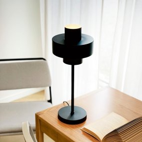 Stoke 50cm Zwart tafellamp Van Dyberg Larsen - De lamp is perfect als sculpturaal interieurdetail en als lichtpunt, bijvoorbeeld in de keuken, op het bureau of in de woonkamer.