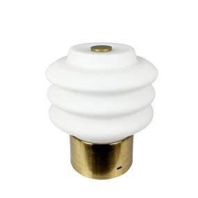 Diva LED 18cm Messing Draagbare Van Dyberg Larsen - Tillverkad av opalglas ger den ett mjukt, behagligt sken, och den inbyggda LED-tekniken g&ouml;r den energieffektiv och h&aring;llbar.