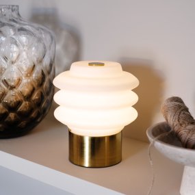 Diva LED 18cm Messing Draagbare Van Dyberg Larsen - Tillverkad av opalglas ger den ett mjukt, behagligt sken, och den inbyggda LED-tekniken g&ouml;r den energieffektiv och h&aring;llbar.