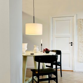 Calix high Ø45 Gebroken wit hanglamp Van Dyberg Larsen - Calix &auml;r en modern pendel med tidl&ouml;s design.