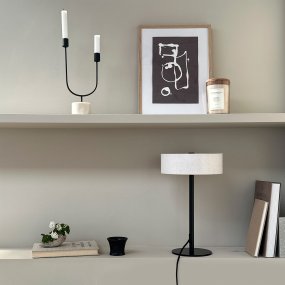 Calix 40cm Zwart tafellamp Van Dyberg Larsen - Dankzij de stabiele basis en de eenvoudige vorm is deze lamp eenvoudig te plaatsen in verschillende omgevingen, terwijl hij tegelijkertijd sfeerverlichting biedt en een elegant designelement is.