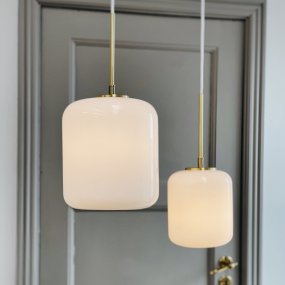 Silvia Ø15 Messing hanglamp Van Dyberg Larsen - Silvia is een serie plafondlampen van mondgeblazen opaalglas met een glanzend oppervlak, een fitting van messing en een wit textielsnoer.