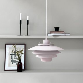 Ejka Ø30 Roze hanglamp Van Dyberg Larsen - Ontdek de Ejka Mini Pendant, een Deens ontworpen lamp met een tijdloze stijl die perfect past in een Scandinavisch huis.