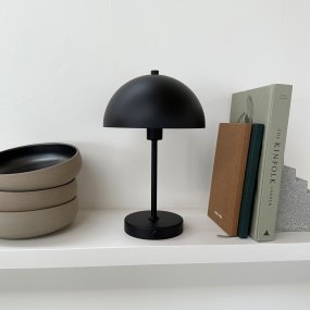 Stockholm 30cm Zwart Draagbare Van Dyberg Larsen - Met drie instelbare helderheidsniveaus &ndash; 100%, 50% en 25%: met &eacute;&eacute;n druk op de knop past u het licht eenvoudig aan uw wensen aan.