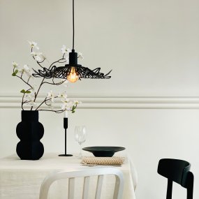Flora Ø40 Matzwart hanglamp Van Dyberg Larsen - Finns i tv&aring; eleganta varianter: matt svart, med en industriell fransk k&auml;nsla, och p&auml;rlvitt, som kombinerar romantisk bohemstil med en minimalistisk touch.