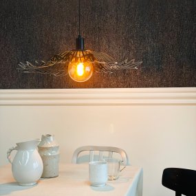 Flora Ø60 Matzwart hanglamp Van Dyberg Larsen - Finns i tv&aring; eleganta varianter: matt svart, med en industriell fransk k&auml;nsla, och p&auml;rlvitt, som kombinerar romantisk bohemstil med en minimalistisk touch.