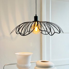 Blumen Ø60 Matzwart hanglamp Van Dyberg Larsen - Den sprider ett sofistikerat ljus och fungerar som en unik mittpunkt i hemmet, vare sig den h&auml;nger &ouml;ver matbordet, i vardagsrummet eller i entr&eacute;n.