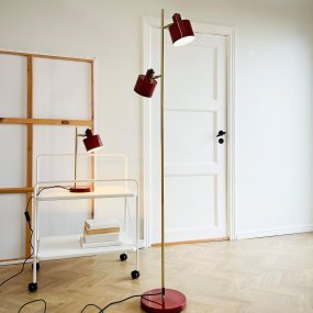 Ocean ROOD vloerlamp Van Dyberg Larsen - Den handpolerade m&auml;ssingsstommen kan luta upp och ner och ger varje lampa en unik f&auml;rgvariation.