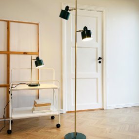Ocean Groente vloerlamp Van Dyberg Larsen - Den handpolerade m&auml;ssingsstommen kan luta upp och ner och ger varje lampa en unik f&auml;rgvariation.