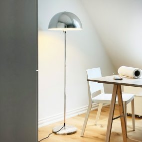 Stockholm Chroom vloerlamp Van Dyberg Larsen - Den solida marmorfoten ger lampan ett exklusivt och tidl&ouml;st uttryck, medan den smala kromramen tillf&ouml;r en l&auml;tt och stilren touch.