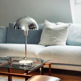 Stockholm 40cm Chroom tafellamp Van Dyberg Larsen - Den solida marmorfoten ger lampan ett exklusivt och tidl&ouml;st uttryck, medan den smala kromramen tillf&ouml;r en l&auml;tt och stilren k&auml;nsla.