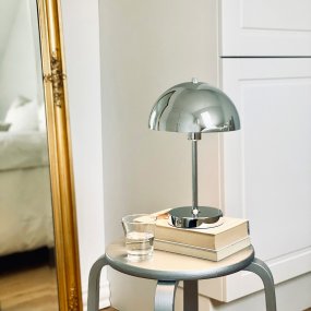 Stockholm 2.0 20cm Chroom Draagbare Van Dyberg Larsen - Den har en praktisk str&ouml;mindikator &ndash; gr&ouml;nt ljus vid full laddning och r&ouml;tt vid l&aring;g batteriniv&aring;.