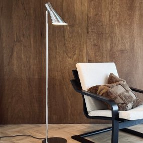 DL12 Chroom vloerlamp Van Dyberg Larsen - DL12 golvlampa i krom kombinerar funktionalitet med en elegant och modern design.