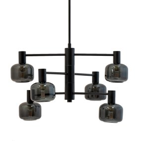 Arp Ø50 Zwart hanglamp Van Dyberg Larsen - Creëer de perfecte balans tussen vorm en functie met de Arp-kroonluchter, die is voorzien van 6 prachtige glazen kappen van gerookt glas en een elegante zwarte ophanging.
