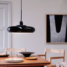 Planet Ø40 Zwart hanglamp Van Dyberg Larsen - De Planet hanglamp in glanzend zwart metaal straalt eenvoud en stijl uit in één verlichtingskeuze.