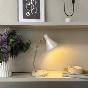Sleep 43cm Glanzend wit bureaulamp Van Dyberg Larsen - Deze tafellamp combineert eenvoudige lijnen en functionaliteit en cre&euml;ert zo een rustgevend en aangenaam licht in uw omgeving.