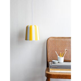 Gry Ø20 Geel hanglamp Van Dyberg Larsen - Genom att ta igenkännbara mönster och sätta dem i en ny kontext ville hon skapa en lampa som får människor att le och ger en unik visuell upplevelse.
