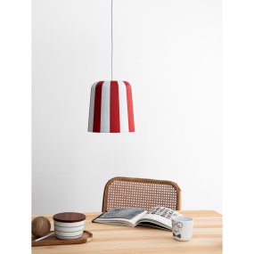 Gry Ø20 ROOD hanglamp Van Dyberg Larsen - Genom att ta igenk&auml;nnbara m&ouml;nster och s&auml;tta dem i en ny kontext ville hon skapa en lampa som f&aring;r m&auml;nniskor att le och ger en unik visuell upplevelse.