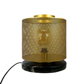 Nantes 35cm Messing tafellamp Van Dyberg Larsen - De lamp is ontworpen met een prachtig zeshoekig messing gaas en een zwarte marmeren voet, wat hem een bijzondere glans geeft en hem tot een echte blikvanger maakt.