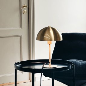 Lyon 30cm Messing tafellamp Van Dyberg Larsen - De halfronde kap zorgt voor een moderne toets en zorgt voor een aangename en gelijkmatige lichtverdeling, ideaal voor zowel taak- als sfeerverlichting.