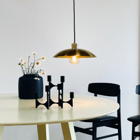 Paris Ø33 Messing hanglamp Van Dyberg Larsen - Met zijn luxueuze design en lange, zwarte stoffen snoer van 3 meter weerspiegelt hij de klassieke Parijse stijl, waarbij de nadruk ligt op de balans tussen elegantie en eenvoud.