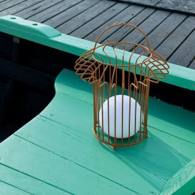 Basket 32cm Terracotta Draagbare Van Dyberg Larsen - &nbsp; Lyktan laddas enkelt med medf&ouml;ljande USB-kabel, vilket g&ouml;r att du kan njuta av dess vackra ljus &aring;ret om (adapter ing&aring;r ej).
