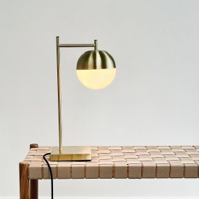 Caen 45cm Messing/wit tafellamp Van Dyberg Larsen - De Caen tafellamp is gemaakt van geborsteld messing en heeft een prachtige glazen koepel die een warm en zacht licht geeft.