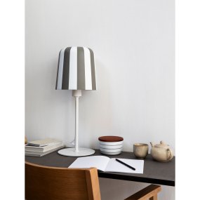 Gry 50cm Grijs tafellamp Van Dyberg Larsen - Genom att ta igenk&auml;nnbara m&ouml;nster och s&auml;tta dem i en ny kontext ville hon skapa en lampa som f&aring;r m&auml;nniskor att le och ger en unik visuell upplevelse.