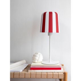 Gry 50cm ROOD tafellamp Van Dyberg Larsen - Genom att ta igenk&auml;nnbara m&ouml;nster och s&auml;tta dem i en ny kontext ville hon skapa en lampa som f&aring;r m&auml;nniskor att le och ger en unik visuell upplevelse.