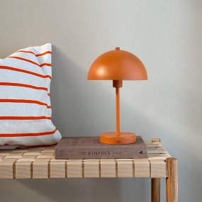 Stockholm 30cm Terracotta Draagbare Van Dyberg Larsen - Met drie instelbare helderheidsniveaus &ndash; 100%, 50% en 25%: met &eacute;&eacute;n druk op de knop past u het licht eenvoudig aan uw wensen aan.
