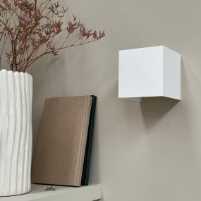 Venus 10cm Wit wandlamp Van Dyberg Larsen - Met een lichtspreiding van 10 tot 120 graden geeft Venus u volledige controle over de lichtinval in uw huis.