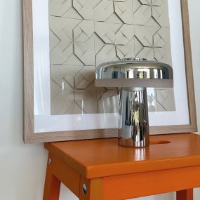 Porter 16cm Chroom Draagbare Van Dyberg Larsen - De oplaadbare LED-tafellamp Porter is een moderne en functionele lamp met een uniek design waarbij het licht vanaf de rand komt en zorgt voor een aangenaam en egaal licht.