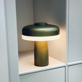 Porter 16cm Metaalgroen Draagbare Van Dyberg Larsen - De oplaadbare LED-tafellamp Porter is een moderne en functionele lamp met een uniek design waarbij het licht vanaf de rand komt en zorgt voor een aangenaam en egaal licht.
