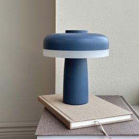 Porter 16cm Indigo Draagbare Van Dyberg Larsen - De oplaadbare LED-tafellamp Porter is een moderne en functionele lamp met een uniek design waarbij het licht vanaf de rand komt en zorgt voor een aangenaam en egaal licht.