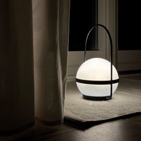 Summer 25cm Zwart Van Dyberg Larsen - Summer is een oplaadbare LED-lamp die u via een zonnepaneel of USB kunt opladen en die u licht geeft wanneer u dat nodig hebt.