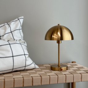 Stockholm 30cm Antiek messing Draagbare Van Dyberg Larsen - Met drie instelbare helderheidsniveaus &ndash; 100%, 50% en 25%: met één druk op de knop past u het licht eenvoudig aan uw wensen aan.
